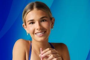 世界杯_科特迪瓦vs厄瓜多尔-特朗普包厢不只安保抢镜！18岁长孙女凯伊亮相 金发清秀气质出众