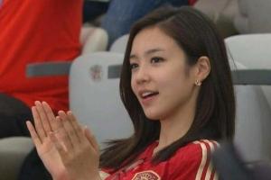 巴掌马vs英格兰-6-吧友们还记得吗？韩国女主持继续报道世界杯，12年前她曾一笑走红