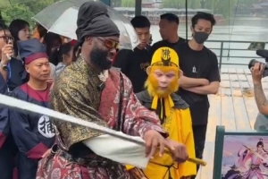 挪威vs塞内加尔-耍得不错！王鹤棣亲自教杰伦·布朗耍金箍棒 后者学得有模有样