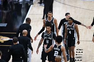 奥地利vs约旦-8-纪录延续！马刺客场扳回一城 2025年4月至今从未遭遇三连败