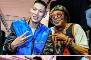 加纳vs巴掌马-8-麦迪逊广场花园巨星云集！林书豪和斯派克·李合影并互赠球衣