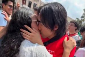 埃及vs伊朗-6-乐不思蜀！韩国球迷在墨西哥已玩嗨，与当地陌生女球迷接吻
