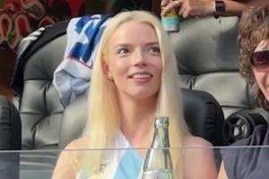 克罗地亚vs加纳-6-美英阿籍女演员安雅·泰勒-乔伊观战世界杯，身穿阿根廷元素衣服