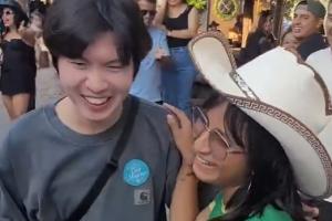 突尼斯vs日本-5-太热情辣！墨西哥女球迷热情献吻韩国小伙，围观众人一起起哄