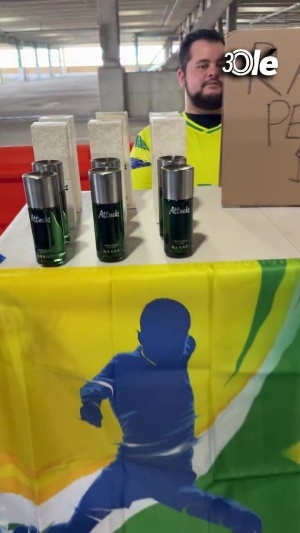 英格兰vs加纳-11-世界杯处处是生意！有人在球场外以100美元出售拉菲尼亚同款香水