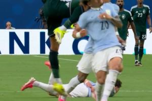 世界杯_刚果民主共和国vs乌兹别克斯坦-进球后就染黄 半场结束前 阿姆里抬腿过高踢到马克西·阿劳霍染黄