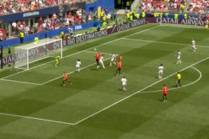 英格兰vs加纳-6-卢卡库头球顶高，双手掩面懊丧，随后给传中的队友点赞-1k