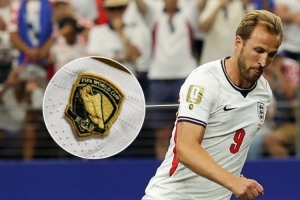 英格兰vs加纳-1-曾获2018年世界杯金靴！凯恩也佩戴了FIFA官方的定制臂章