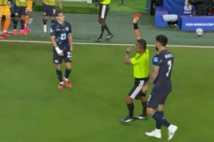 FIFA确认阿尔米隆红牌原因：阿尔米隆与另一球员交谈时捂嘴被罚下